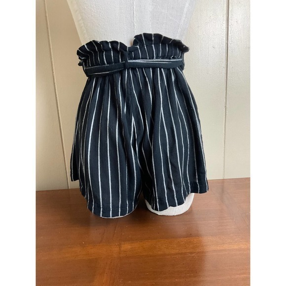 American‎ Eagle Flowy Belted Black White Striped Shorts Small - Picture 3 of 5